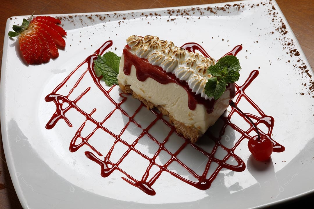 Bolo de frutas vermelhas conceito café da manhã