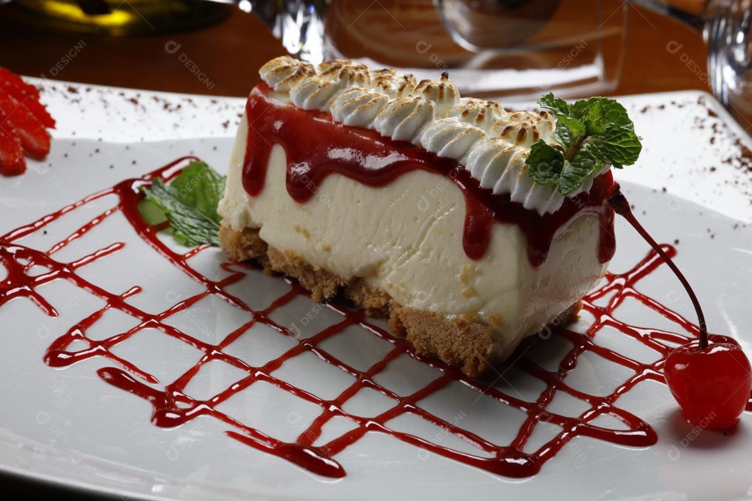 Bolo de frutas vermelhas conceito café da manhã