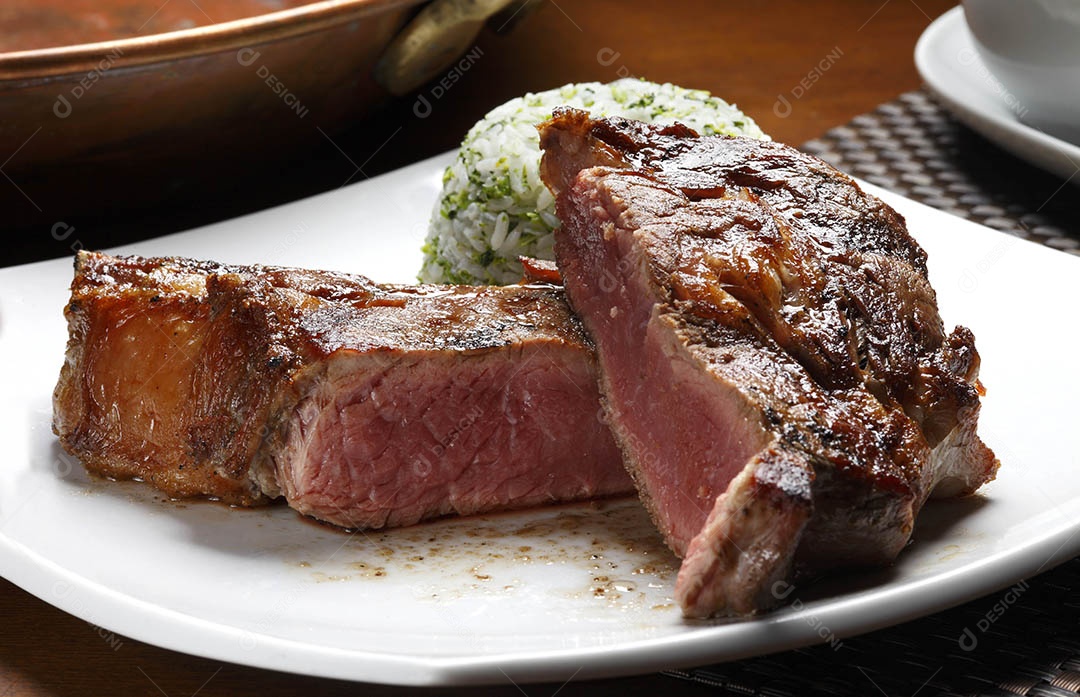 Carne grelhada com arroz de legumes