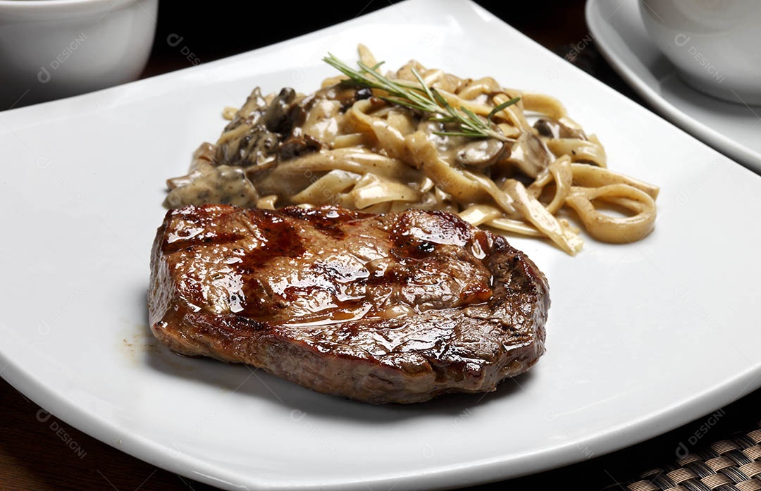 Carne grelhada com macarrão