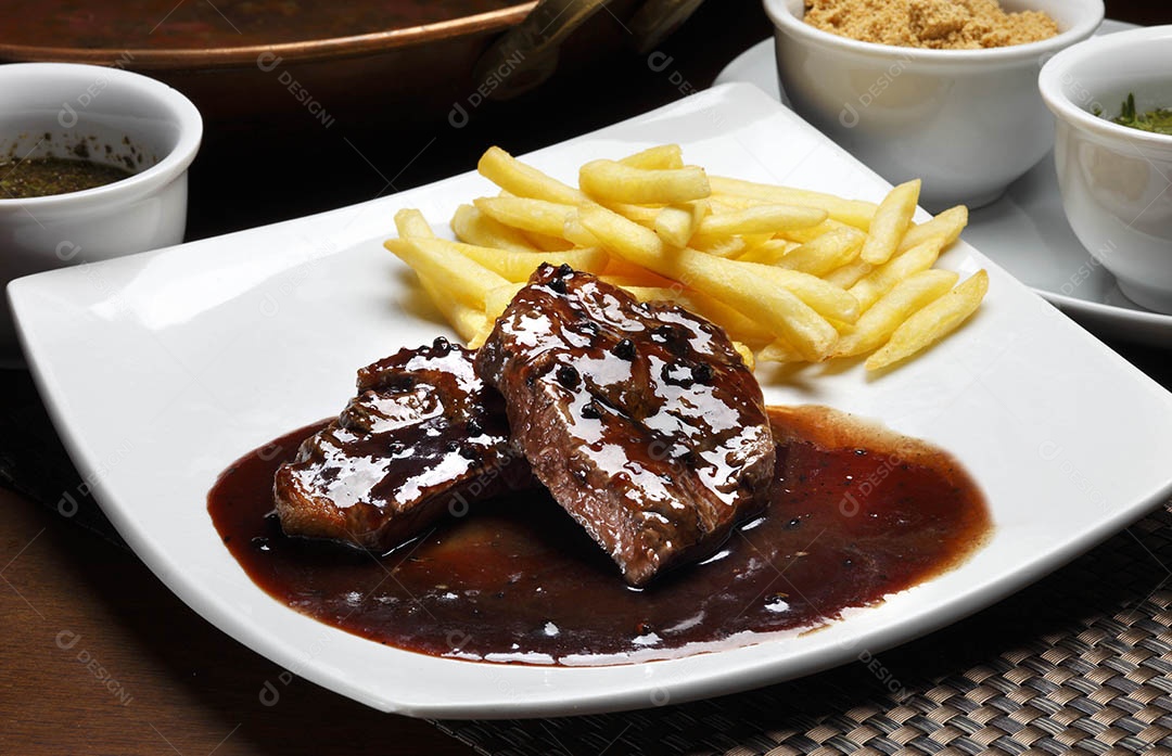 Carne grelhada ao molho e batatas fritas