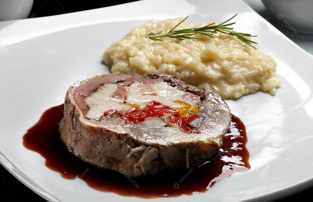 Risotto com carne grelhada e molho