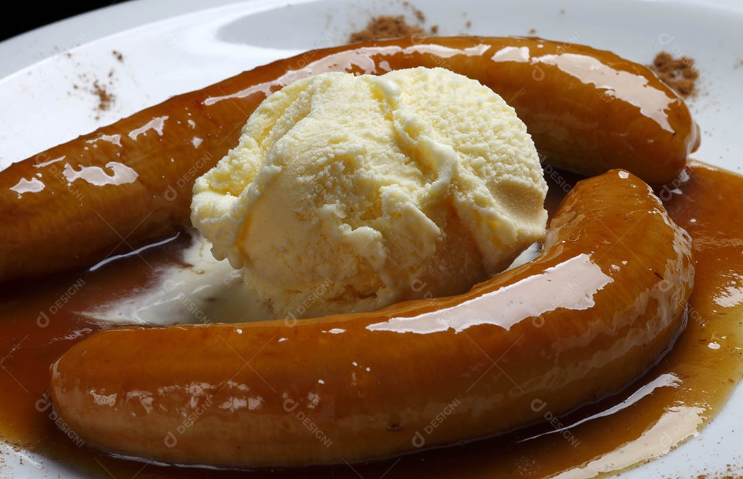 Banana caramelizada com sorvete