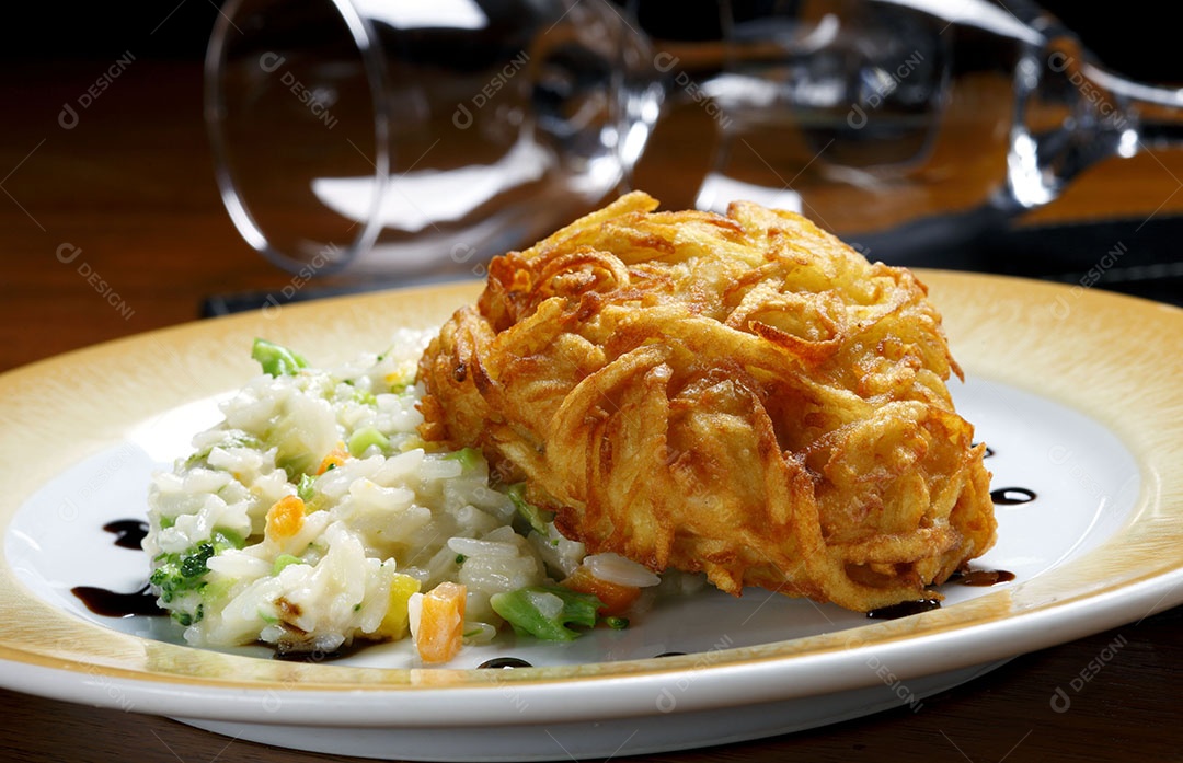 Delicioso prato com batata suíça