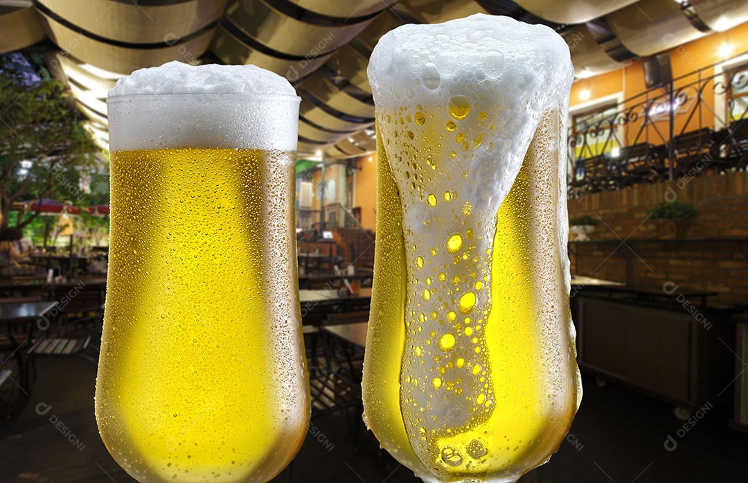 Taças com bebidas espumantes