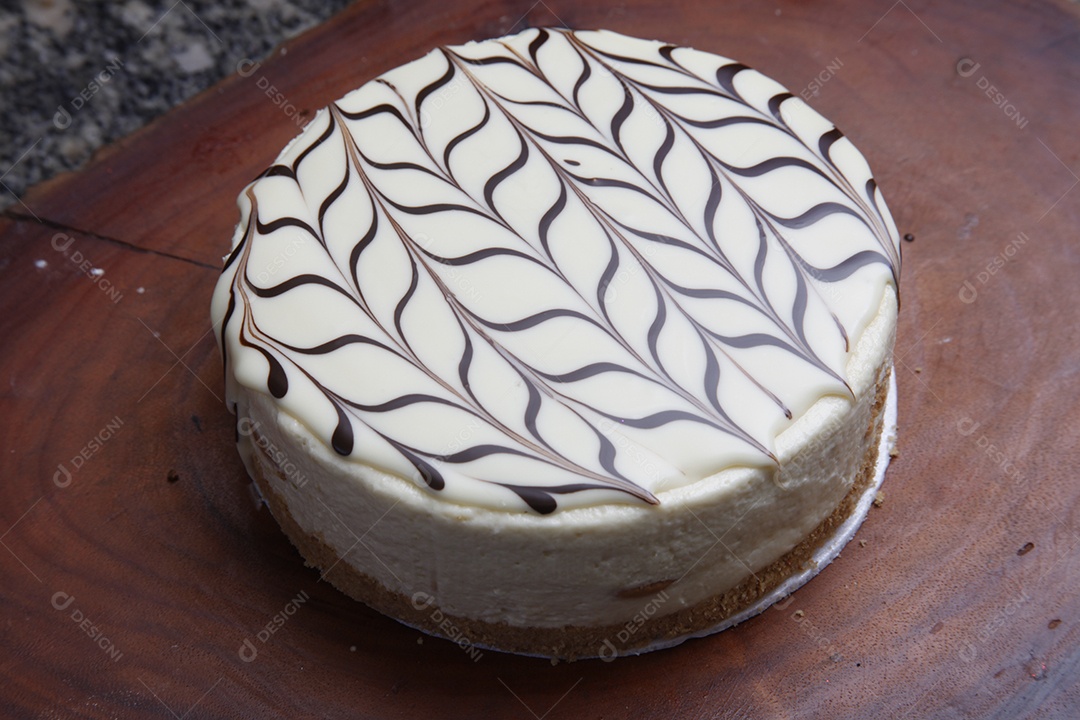 Delicioso bolo decorado sobre a mesa