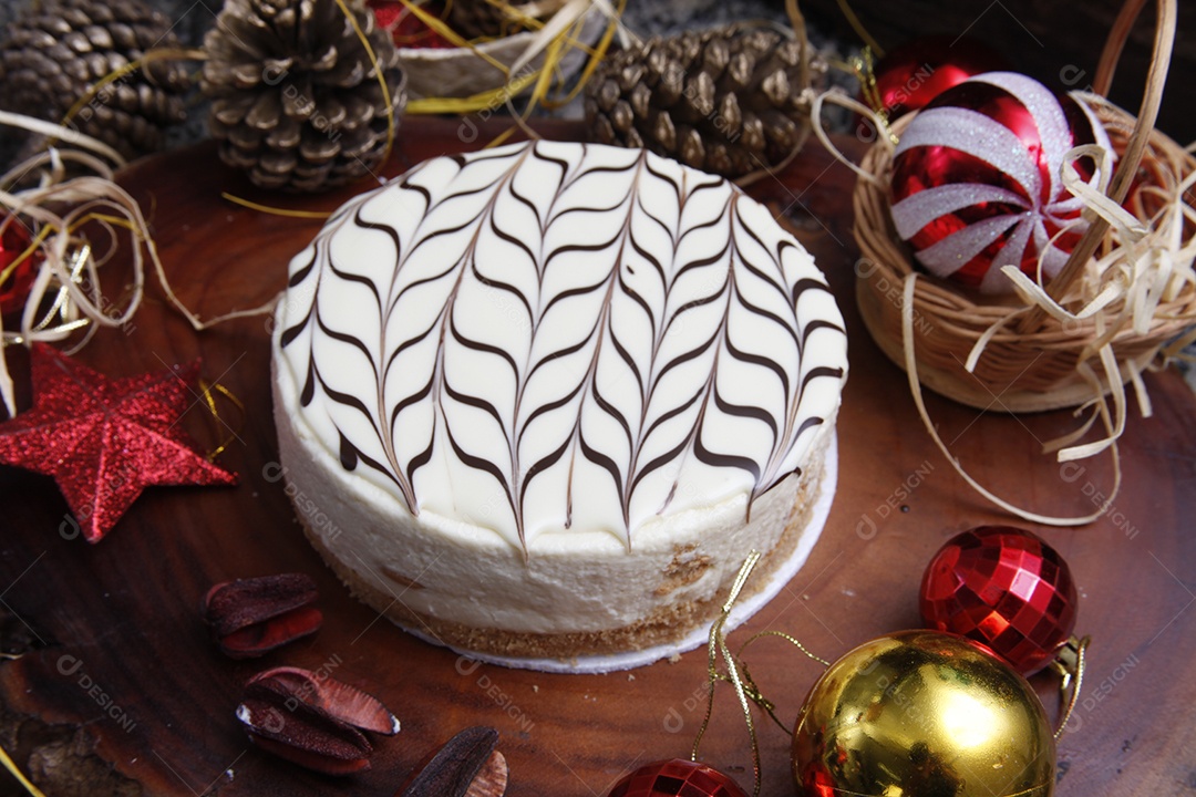 Delicioso bolo decorado sobre a mesa