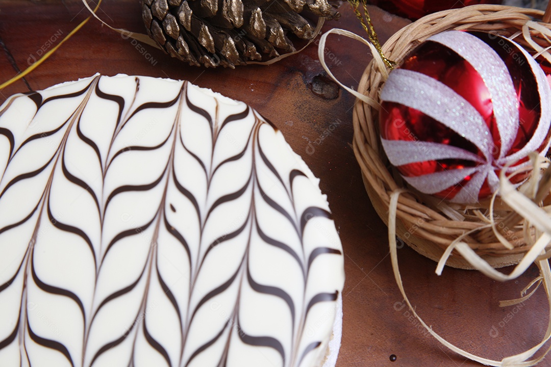 Delicioso bolo decorado sobre a mesa