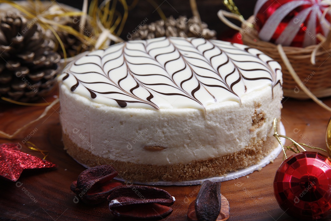 Delicioso bolo decorado sobre a mesa