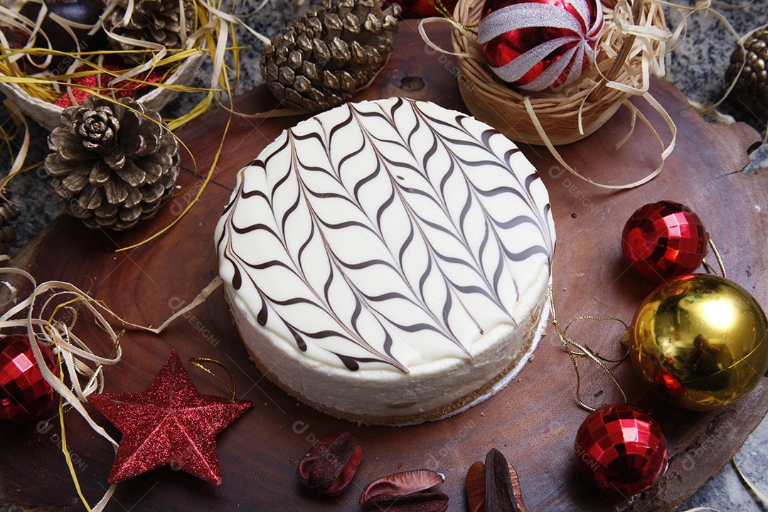 Delicioso bolo decorado sobre a mesa