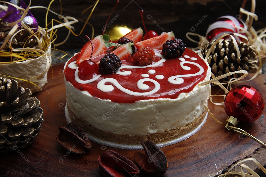 Delicioso bolo decorado sobre a mesa