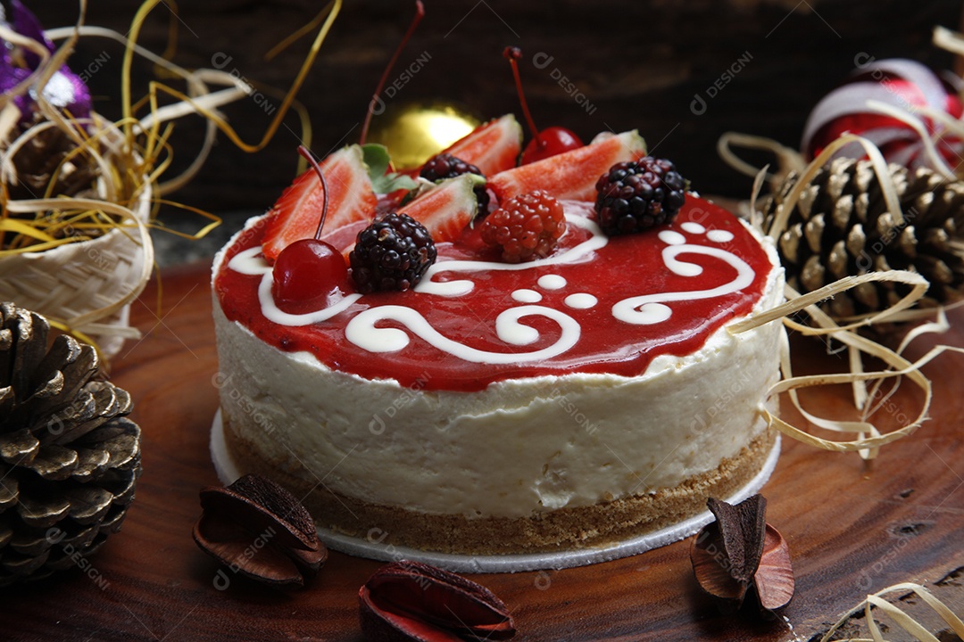 Delicioso bolo decorado sobre a mesa