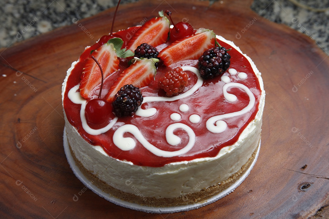 Delicioso bolo decorado sobre a mesa