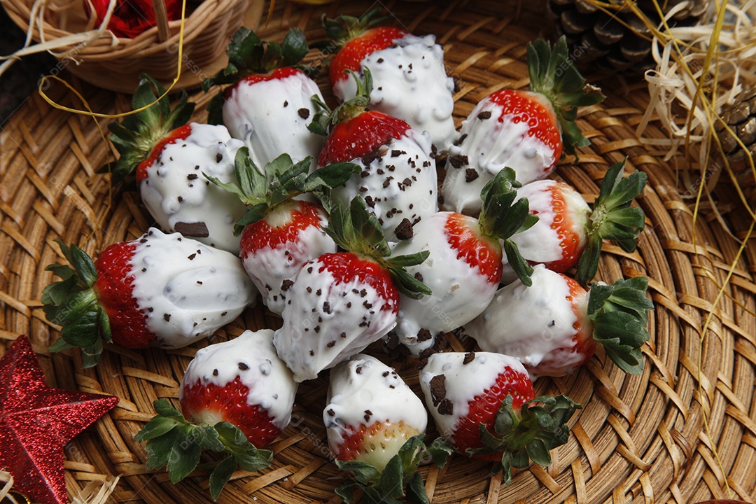 Morangos cobertos com chocolate branco
