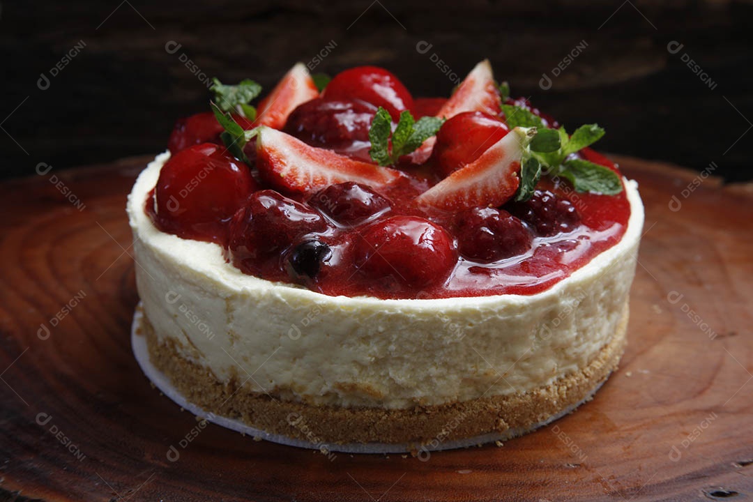 Bolo torta de frutas vermelhas e chantilly