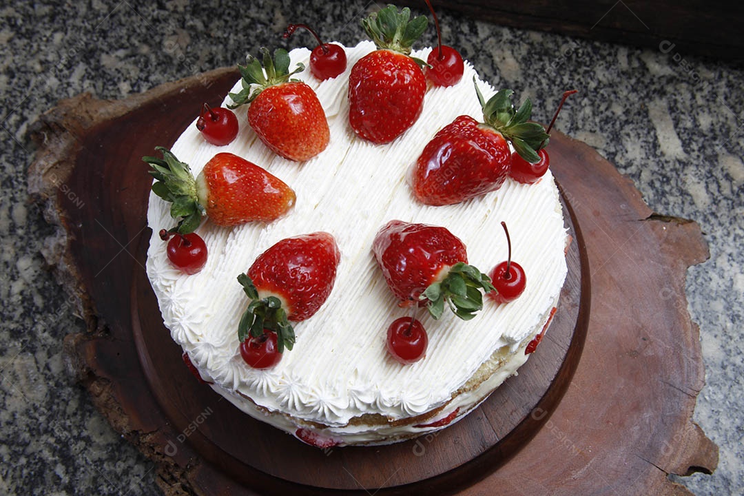 Bolo de morangos e chantilly