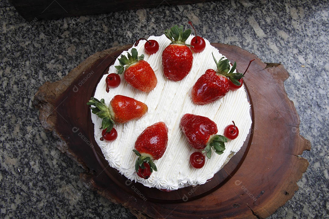 Bolo de frutas vermelhas com chantilly