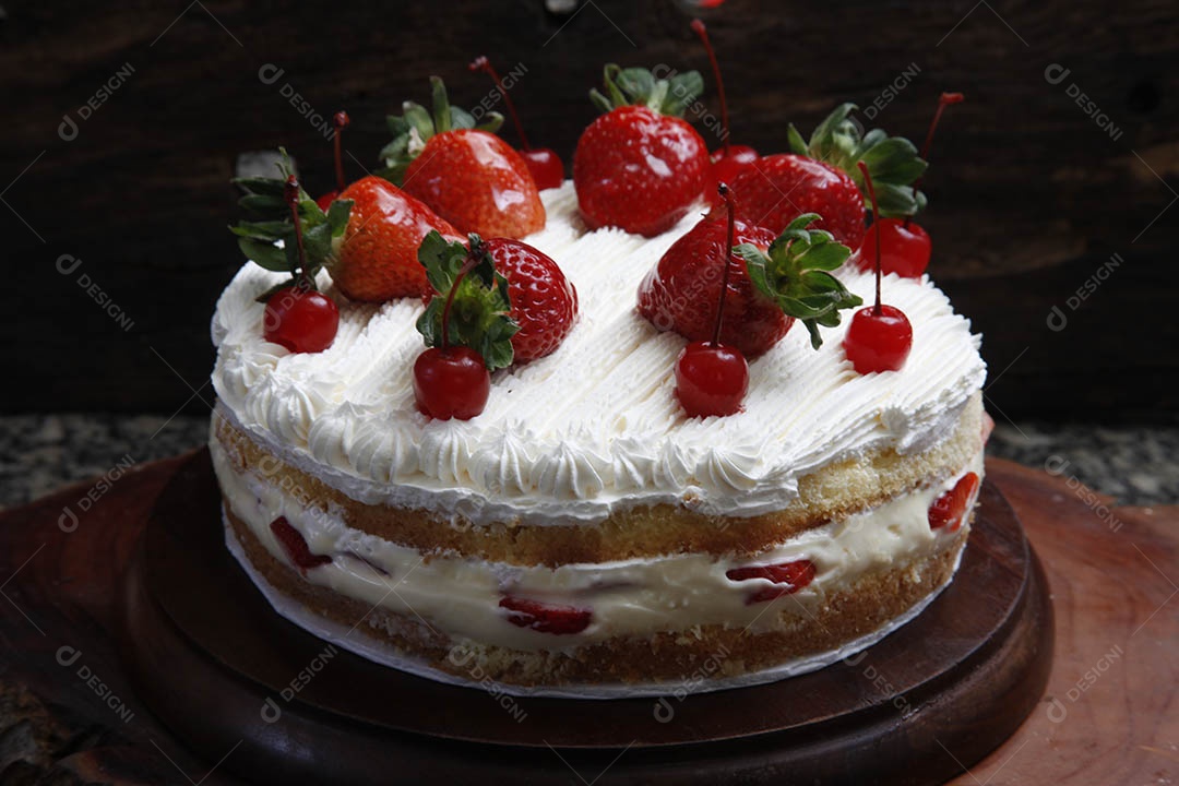 Bolo de chantilly e frutas vermelhas