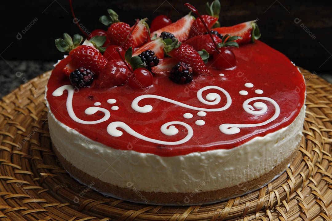 Torta bolo de frutas vermelhas com chantilly