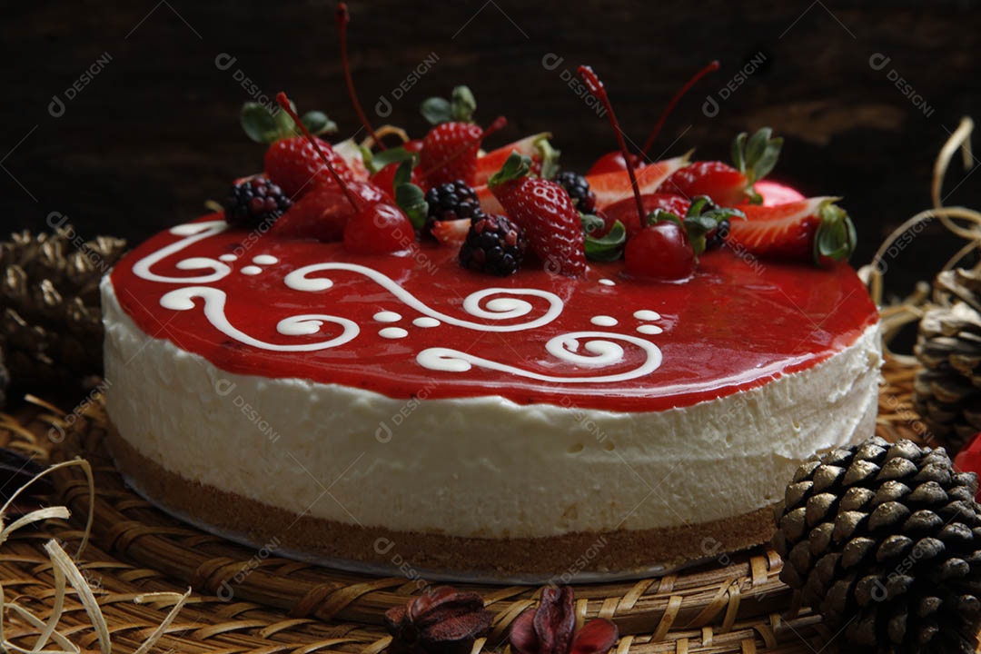 Torta bolo de frutas vermelhas com chantilly