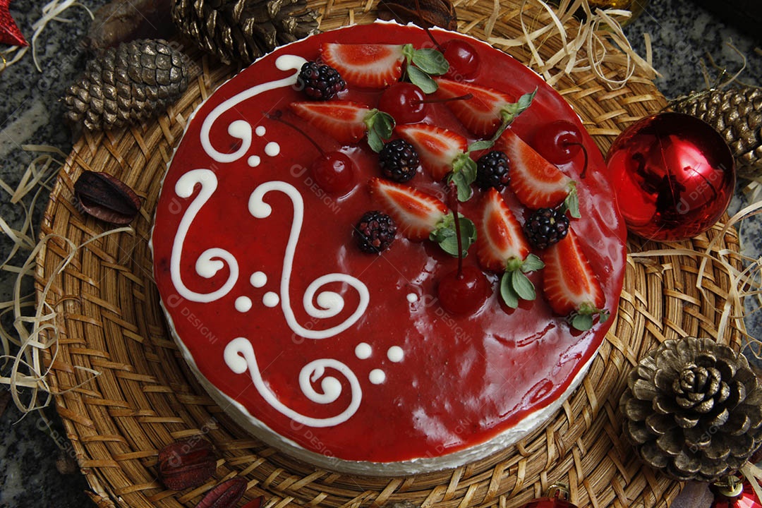 Torta de frutas vermelhas com chantilly