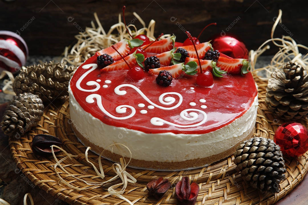 Bolo torta de frutas vermelhas e chantilly