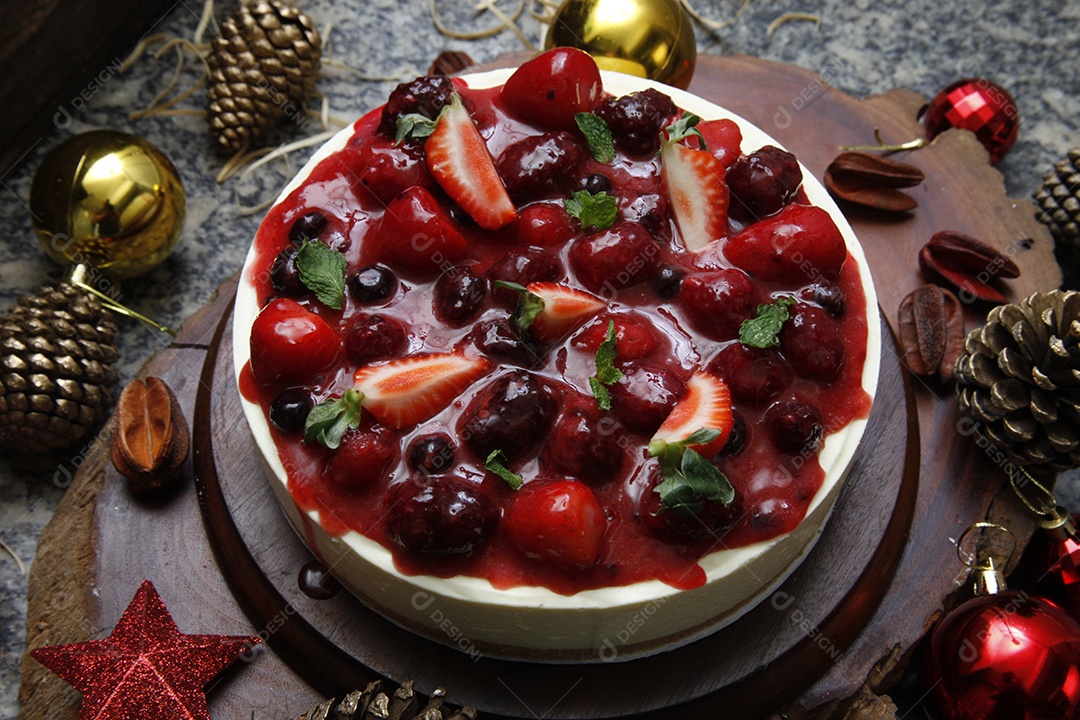 Bolo de frutas vermelhas com chantilly