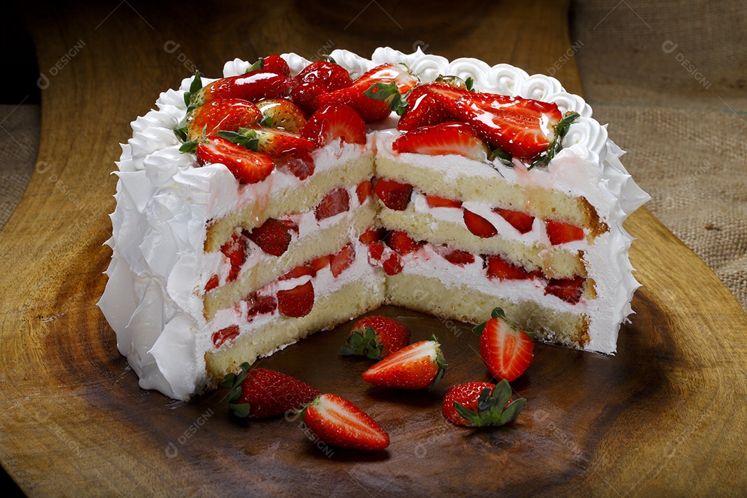 Bolo de chantilly com morango