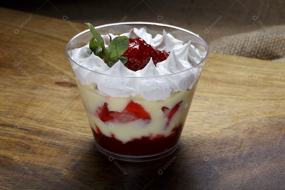 Sobremesa de mousse de morango com chantilly