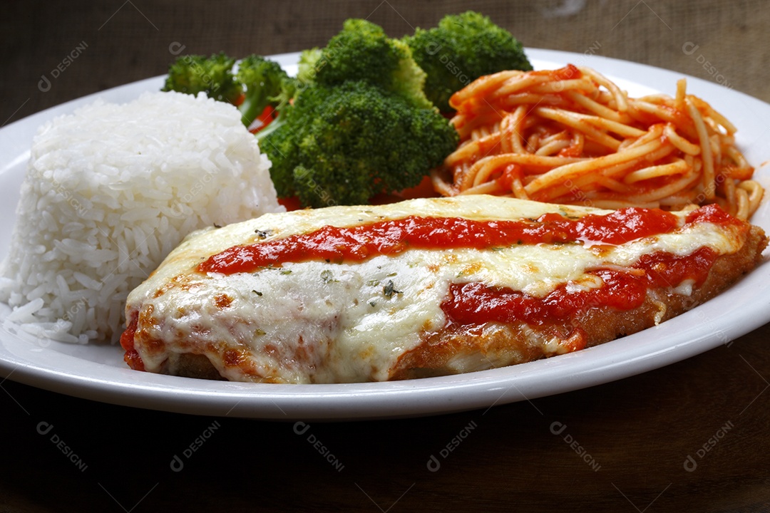 Bife a parmegiana com arroz brocólis e macarrão