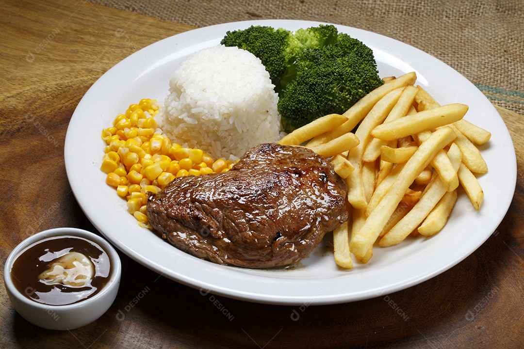 Bife assado com milho arroz brócolis e batatas fritas