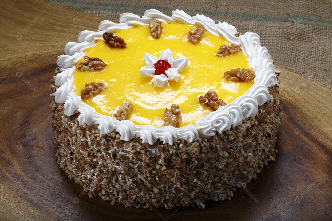 Bolo de creme com chantilly e nozes