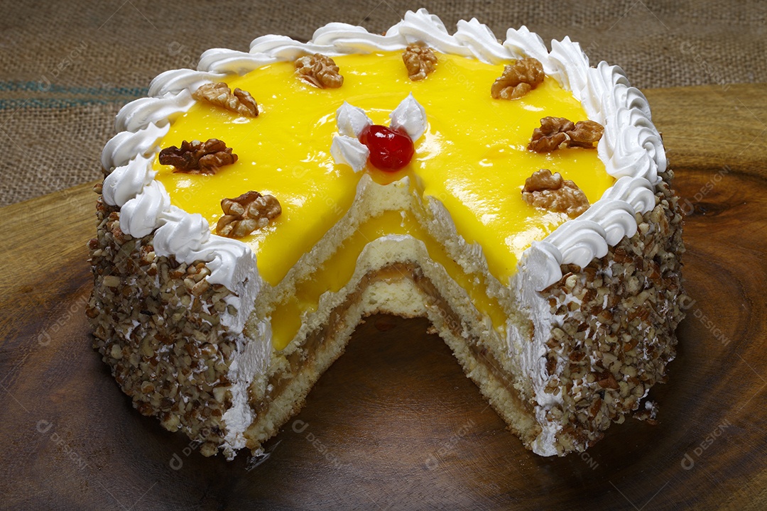 Bolo de ganache com chantilly e nozes