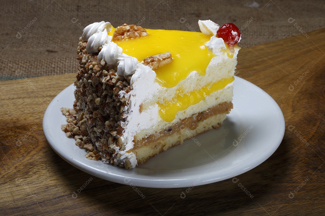 Fatia de bolo com ganache e chantilly