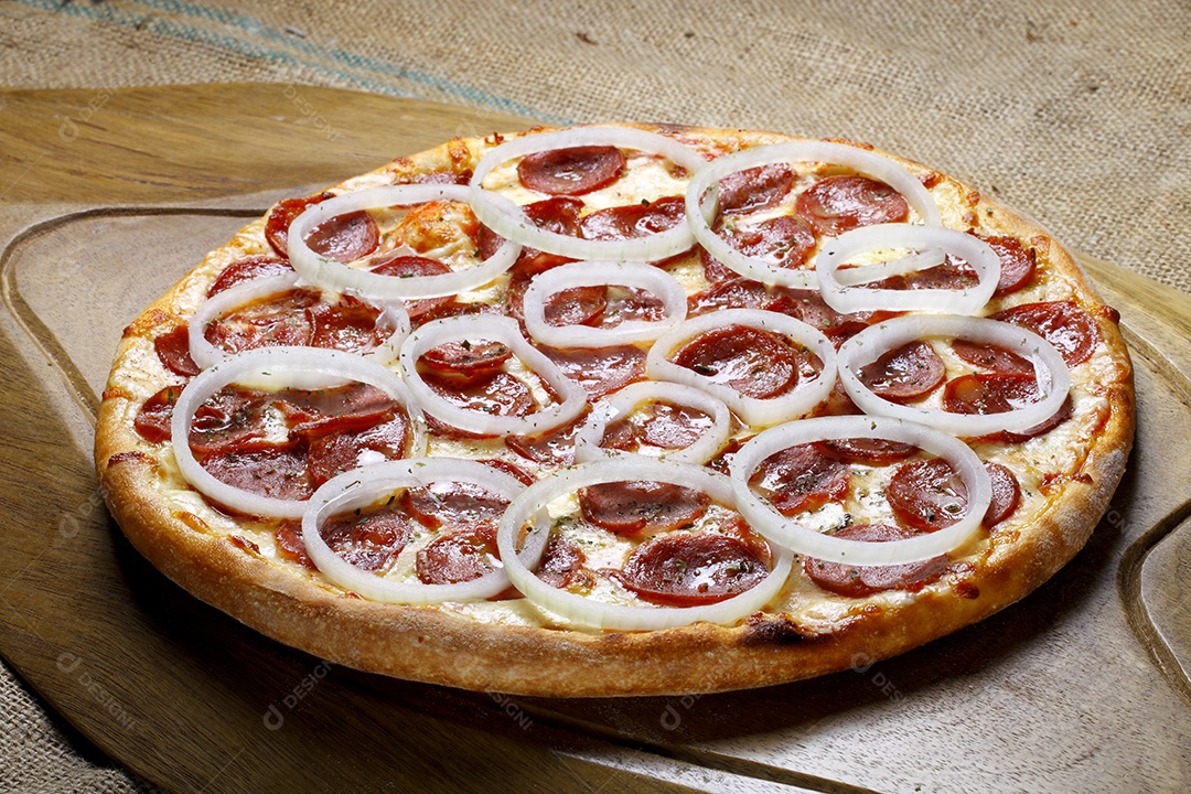 Pizza de calabresa acebolada