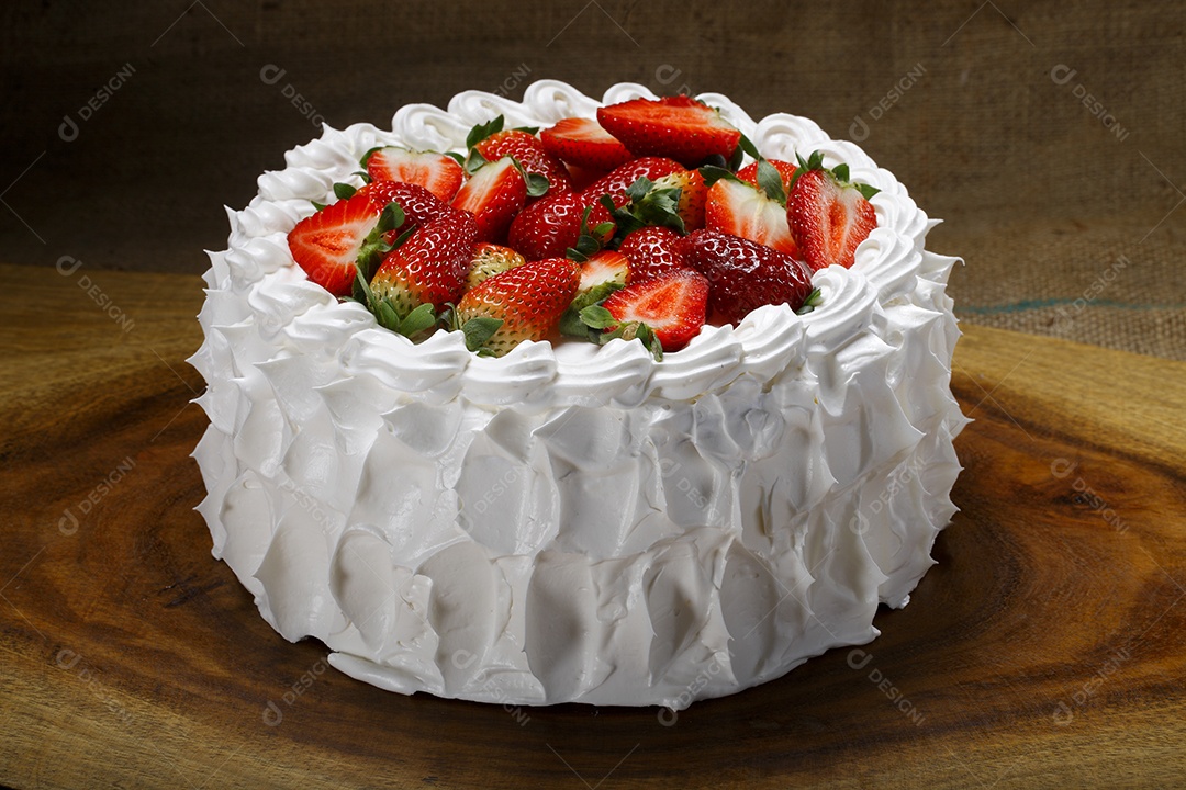 Bolo decorado com chantilly e morangos