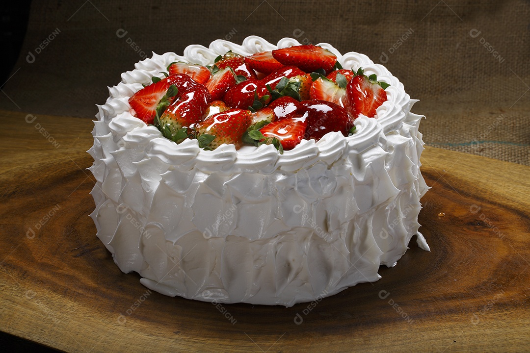 Bolo decorado com chantilly e morangos