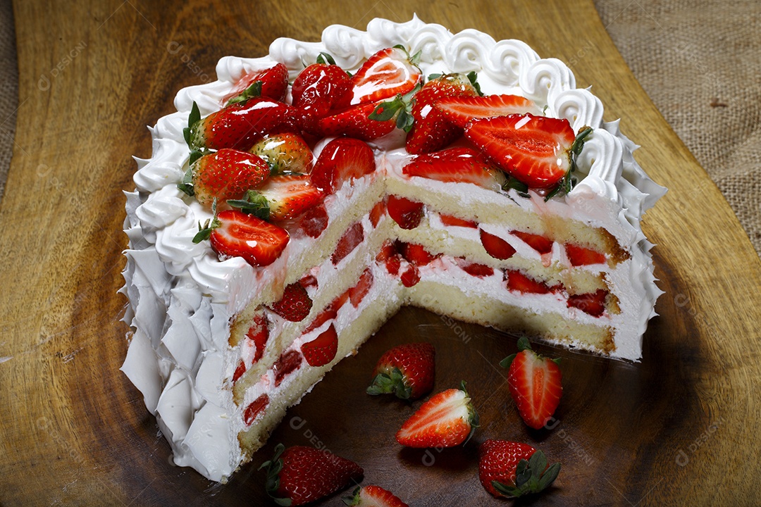 Bolo de chantilly com morangos