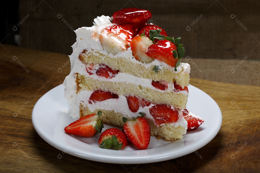 Bolo recheado com morangos e chantilly