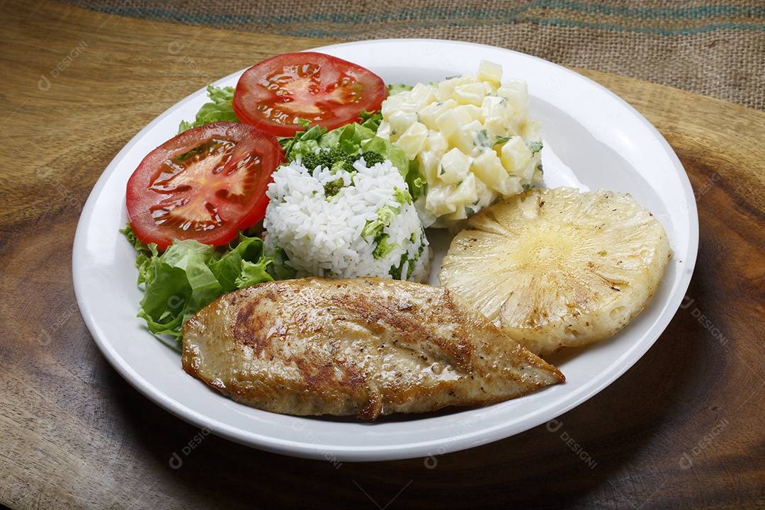 Bife de frango com salada arroz batatas e abacaxi