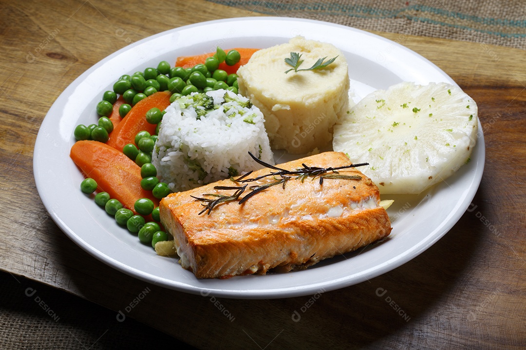 Salmão grelhado com salada arroz purê e abacaxi