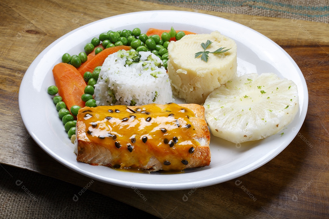 Salmão grelhado ao molho de maracujá arroz purê e salada
