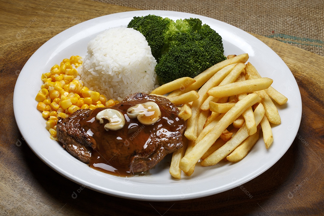 Arroz com milho carne grelhada batatas fritas e brocólis