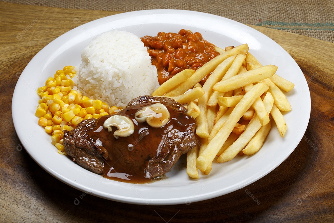 Comida deliciosa arroz batatas feijão milho e carne grelhada