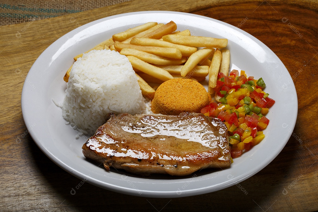 Arroz batatas fritas farofa vinagrete e bife grelhado