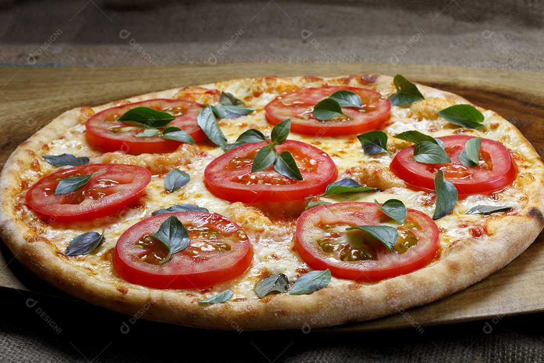 Pizza vegetariana com folhas de hortelã