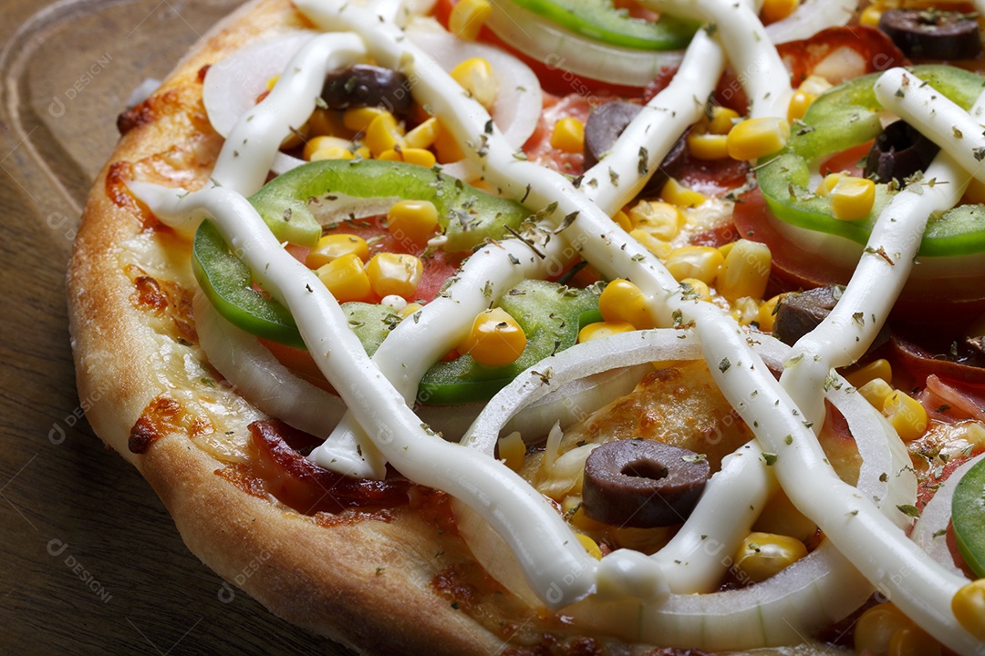 Pizza de cebola com milho e azeitonas