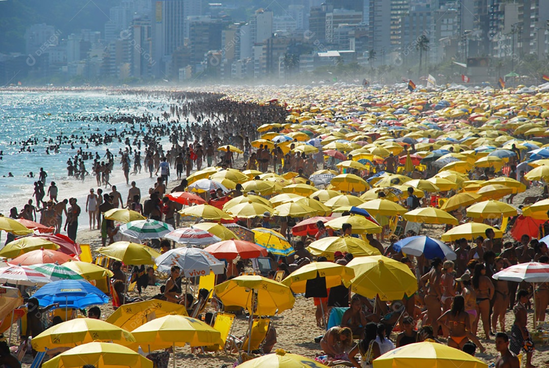 Uma praia bem lotada em dia de verão