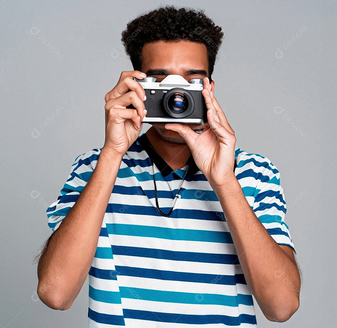 Homem segurando câmera fotográfica