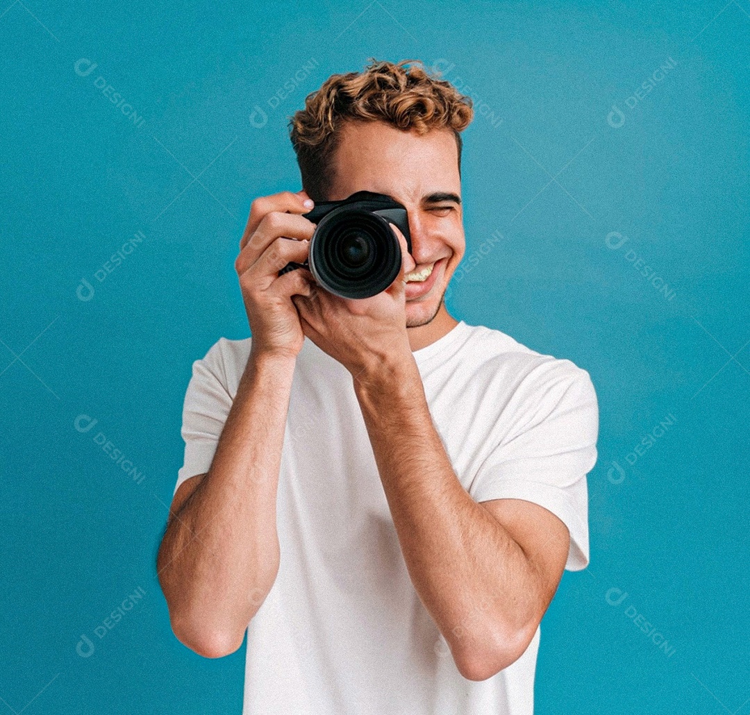 Homem segurando câmera fotográfica